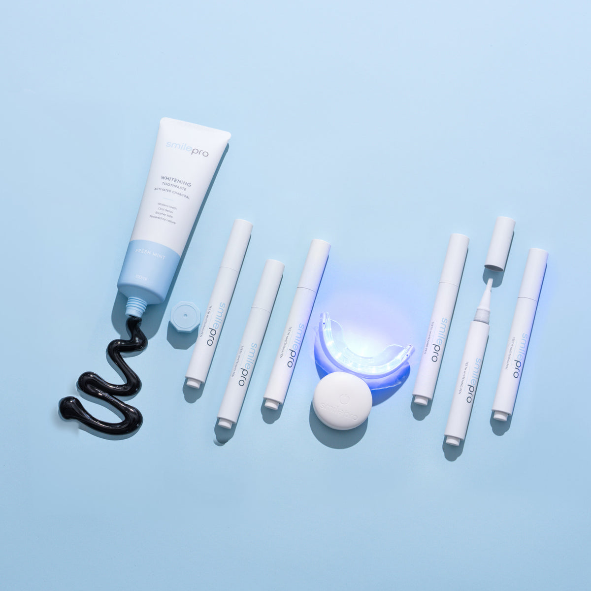 O Conjunto Definitivo de Branqueamento: pasta dentífrica branqueadora, 6 canetas branqueadoras e a luz aceleradora LED, etiquetado